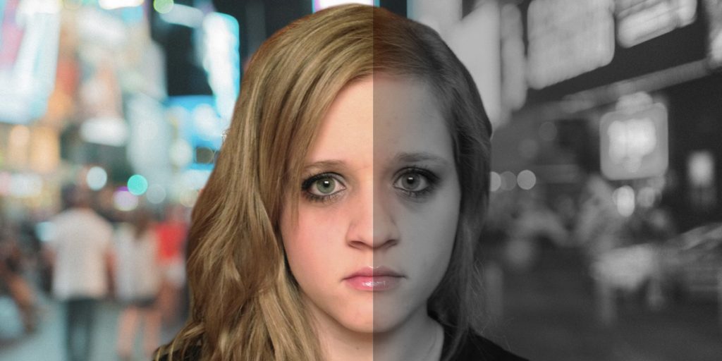 La cara de una mujer dividida, un lado en color y el otro en blanco y negro